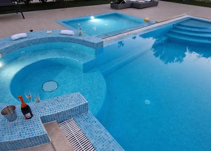 Zvonimir Holiday With Large 95M2 Pool
