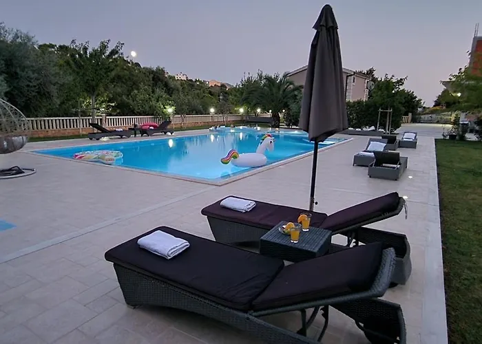 Zvonimir Holiday With Large 95M2 Pool Solin