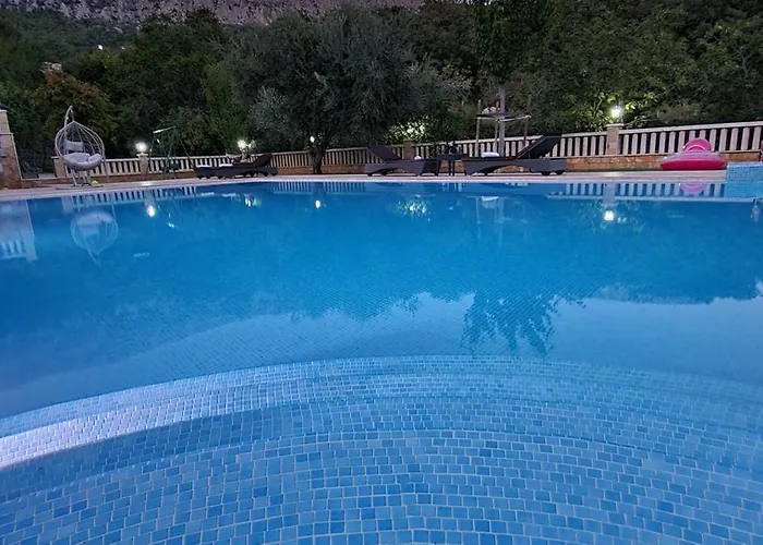 Zvonimir Holiday With Large 95M2 Pool