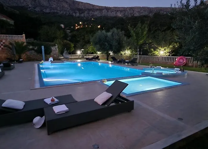 Zvonimir Holiday With Large 95M2 Pool