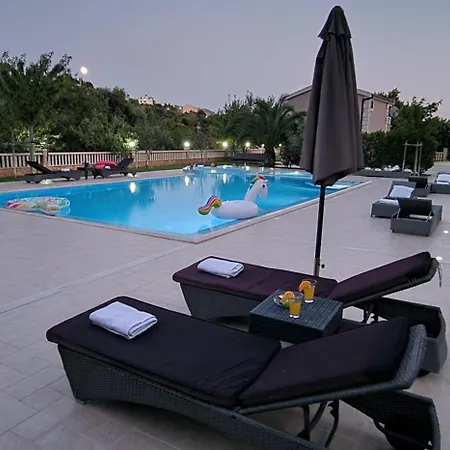 Zvonimir With Large 95m2 Pool סולין