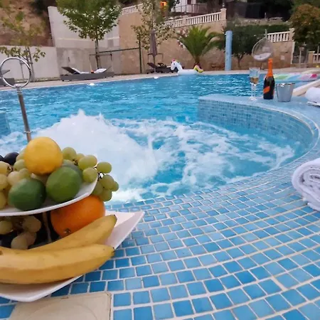 Zvonimir With Large 95m2 Pool וילה