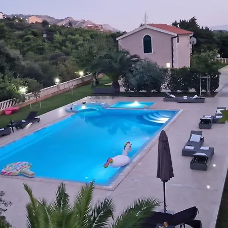 Zvonimir With Large 95m2 Pool וילה סולין
